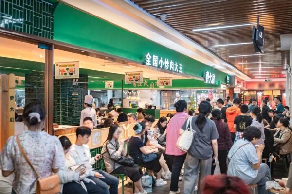 股融通 1公里57家店！爆火的湘菜，开始贴身肉搏