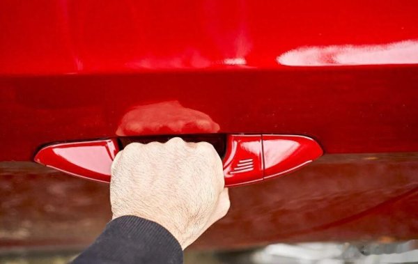 鑫东财配资 新能源车撞后门锁反锁, 电子门把手成障碍? 最新实验揭露逃生真相